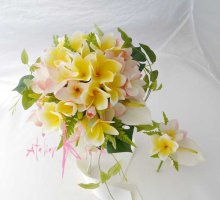 他の写真1: 造花オーダーメイドブーケ　クラッチ・ブトニア(ピンク＆イエロープルメリア）